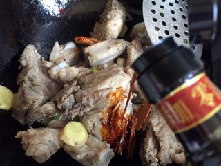 7、板栗烧排骨,放入生抽