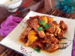 13、板栗烧排骨,装盘食用