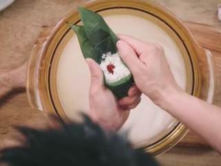 3、粽子&芥菜咸蛋汤,粽叶中间隔放入米、红枣、豆沙几样食材