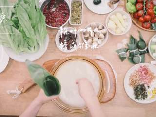 6、粽子&芥菜咸蛋汤,粽叶捋成锥形间隔放入食材