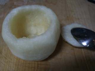 1、银耳桃胶雪梨羹,雪梨去皮轻轻挖个洞把果核挖出，小心不要把梨子挖穿；