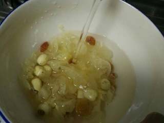 2、银耳桃胶雪梨羹,银耳、莲子、桂圆肉洗净泡发再用纯净水浸泡待用