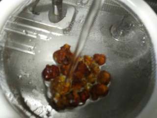 3、银耳桃胶雪梨羹,桃胶用水浸发再用过筛以便清理干净(桃胶表面会有类似桃树皮的杂质)