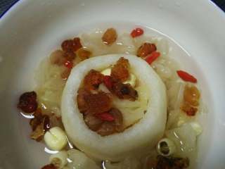 4、银耳桃胶雪梨羹,在梨子肚里里塞满所有材料和冰糖再加水浸泡(周围也要泡到)