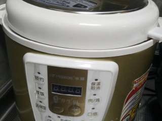 5、银耳桃胶雪梨羹,电饭锅内加些许水放入盅(家里没有大盅，我用的是装汤的碗)按营养炖键