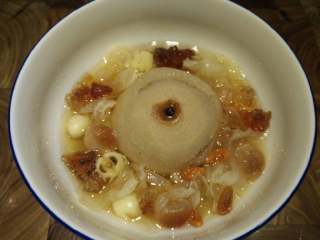 6、银耳桃胶雪梨羹,炖好的银耳桃胶雪梨羹颜色会发黄