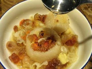 7、银耳桃胶雪梨羹,按自己口味加适量蜂蜜(我加了一勺枣花蜜)略甜，慎加。哈哈，调好口味就可以吃了。