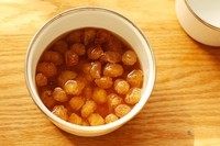 1、桂圆土司,桂圆干用温水浸泡。