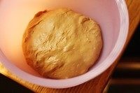 7、桂圆土司,取出面团放盆子里。