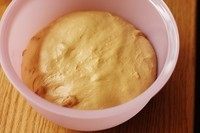 9、桂圆土司,一小时之后面团发酵至２倍大。