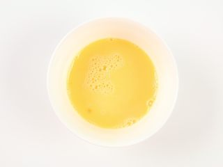 3、自制鸡蛋青菜肠粉,鸡蛋打散成鸡蛋液。