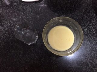 3、鸡蛋卷饼（配番茄生菜沙拉）,加入 清水 和适量的 盐 调味，搅拌至材料完全融合。可根据实际情况调整水的用量