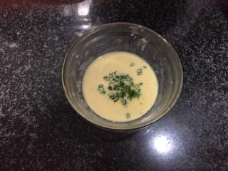 4、鸡蛋卷饼（配番茄生菜沙拉）,加入 葱粒，不吃葱的可以不加