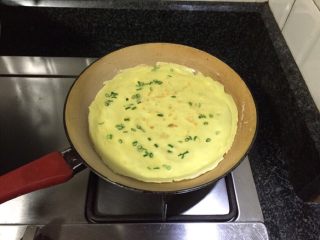 5、鸡蛋卷饼（配番茄生菜沙拉）,热锅冷热，小火，将面糊放入锅内煎。（尽量摊薄，待会比较好卷）