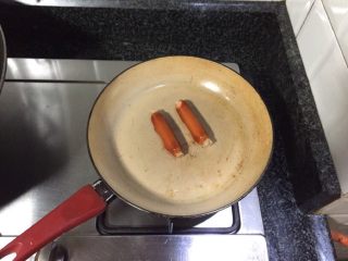 6、鸡蛋卷饼（配番茄生菜沙拉）,卷饼：煎香肠（因为是小朋友吃，所以我是先煮，再稍微用油煎一下）