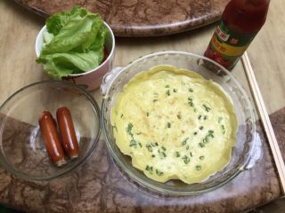 7、鸡蛋卷饼（配番茄生菜沙拉）,准备好材料。饼皮、香肠、生菜、番茄酱（也可以根据自己喜好准备材料和酱汁。）