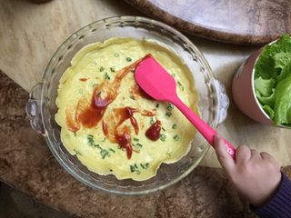 8、鸡蛋卷饼（配番茄生菜沙拉）,抹番茄酱