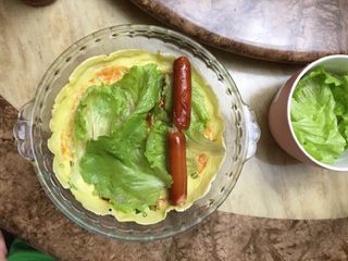 10、鸡蛋卷饼（配番茄生菜沙拉）,放上香肠（可再抹些番茄酱）