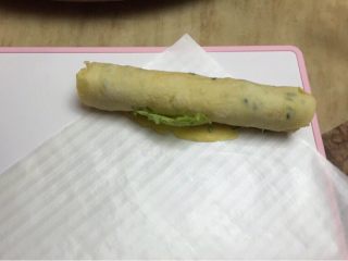 11、鸡蛋卷饼（配番茄生菜沙拉）,将饼卷起