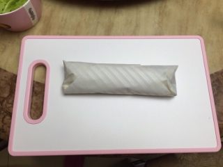 12、鸡蛋卷饼（配番茄生菜沙拉）,用油纸包起（应小朋友要求，要像“猫猫煮饭”的视频那样包起来，再切开吃。）