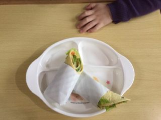 13、鸡蛋卷饼（配番茄生菜沙拉）,将卷饼切开（也可以先切再包）