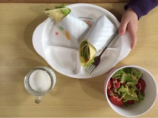 14、鸡蛋卷饼（配番茄生菜沙拉）,摆盘，配上 番茄生菜沙拉➕牛奶，可以开动啦