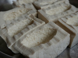 7、煎酿豆腐,挖好的豆腐放碟中。