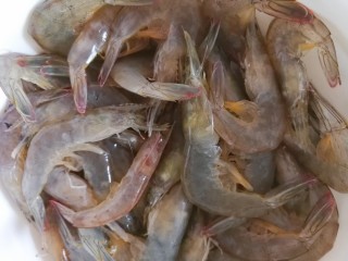 1、啤酒虾,虾子洗干净,备用