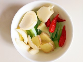 4、啤酒虾,调料洗干净准备好