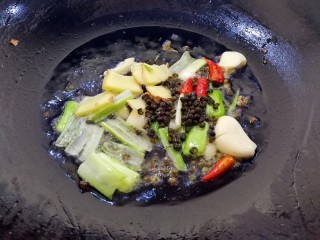 6、啤酒虾,开始制作,锅里放油,烧到八分热,把调料倒进锅里爆香