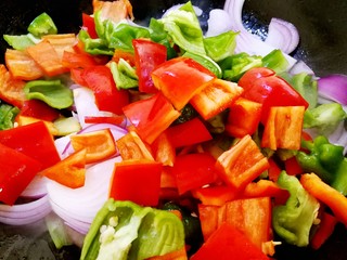 7、啤酒虾,倒入洋葱和青红辣椒放进去翻炒一下