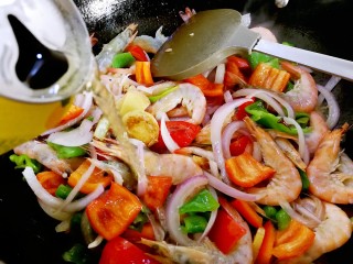 9、啤酒虾,当虾子变红后,把啤酒倒进去(啤酒末过虾子一点)