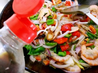 10、啤酒虾,倒入生抽