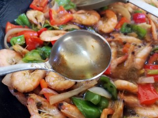 12、啤酒虾,汁收的差不多了,加入两勺蜂蜜,翻炒均匀,当汁基本收完了关火