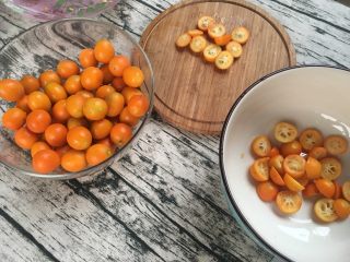 1、金桔果酱,金桔用盐搓洗干净