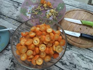 2、金桔果酱,切块，去籽