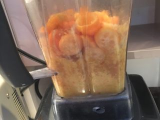 3、金桔果酱,放入破壁机中搅打30秒（不用打太碎，留点果肉）