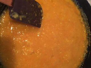 6、金桔果酱,中小火熬煮，直至水份收干