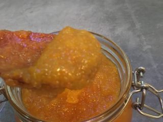 7、金桔果酱,稍凉后加入适量蜂蜜，装入密封罐