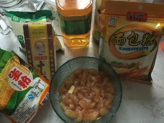 1、家庭炸鸡,把鸡脯肉切成条状。洗净后放入碗中腌制 加入生抽 料酒 盐 用手揉捏搁置半小时左右越久越好