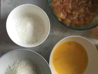 2、家庭炸鸡,准备好鸡蛋液。嫩肉粉 和面包糠
