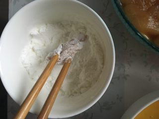 3、家庭炸鸡,先裹上嫩肉粉