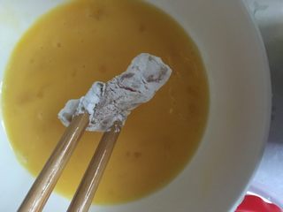 4、家庭炸鸡,沾上鸡蛋液。布满整个鸡肉