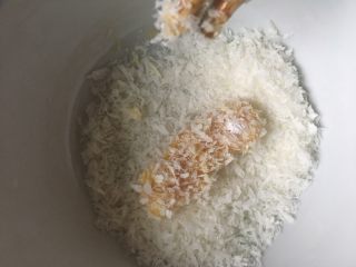 5、家庭炸鸡,然后粘上面包糠