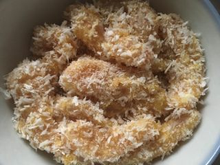 6、家庭炸鸡,全部完工后。预热锅烧开油锅就可以一个个炸好