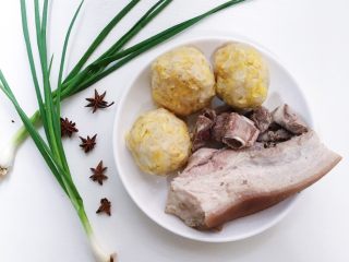 1、东北酸菜炖排骨,食材准备：东北酸菜3包 排骨300克 猪五花500克（做蒜泥白肉）辣椒/八角适量 小葱2根 王守义十三香适量