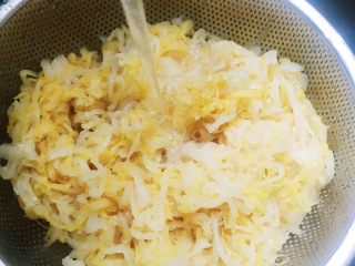 2、东北酸菜炖排骨,食材处理：将酸菜开封 用清水冲洗几遍 （估计很多南方人一开始接受不了它的气味 吃过以后爱的不得了）