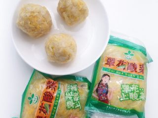 3、东北酸菜炖排骨,挤去多余的水分一旁备用