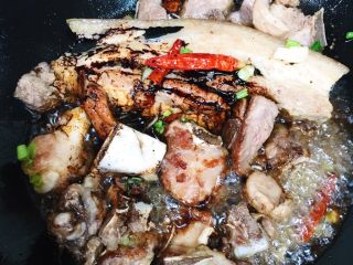 11、东北酸菜炖排骨,这一步加入适量酱油