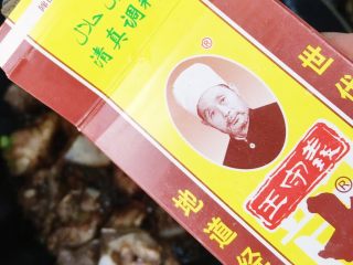 12、东北酸菜炖排骨,加入东北家庭必备的王守义花椒面